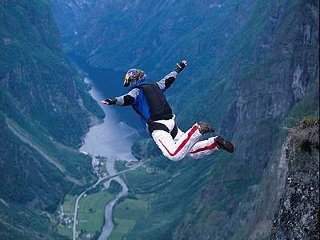 В Норвегии погиб российский турист. Во время выполнения прыжка спортсмена порывом ветра отбросило на скалу
