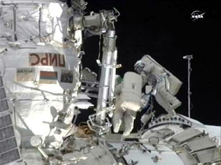 Космонавты Федор Юрчихин и Михаил Корниенко во время выхода в открытый космос выбросили ненужное оборудование с борта Международной космической станции (МКС)