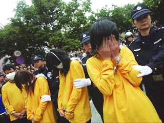 Китайской полиции запретили устраивать "позорные шествия" проституток