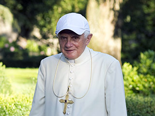 Папа Римский Бенедикт XVI, находящийся сейчас на отдыхе, решил нарушить свой традиционный дресс-код и поносить бейсболку. В этом головном уборе его увидели в минувшее воскресенье на прогулке вокруг летней резиденции в Кастель-Гандольфо, к югу от Рима