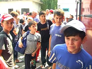 Дети и сопровождающие их взрослые из Чеченской Республики, выезжавшие в середине июля на отдых в лагерь "Дон", вернулись домой