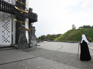 По завершении официальной программы визита Патриарх Кирилл посетил в Киеве мемориал Славы и памятник жертвам массового голода 1930-х годов