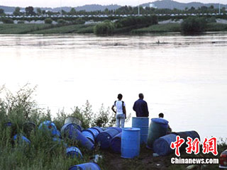 Предположительно 4 августа России достигнут воды реки Сунгари, которой грозит загрязнение химическими веществами из-за смытых на территории Китая бочек с опасными химикатам
