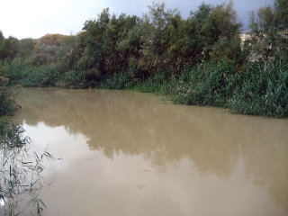 Израильские власти заверяют, что крещение в Иордане не опасно для здоровья, поскольку вода в реке, куда, согласно Евангелию, погружался еще Иисус Христос, полностью соответствует санитарным нормам