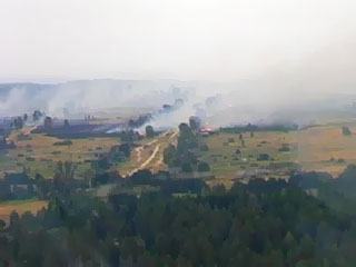 В Луховицком районе Подмосковья в результате лесного пожара выгорела дотла деревня из десяти домов, при ее тушении пострадали трое пожарных