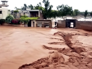 Число жертв наводнений в Пакистане в пятницу достигло не менее 433 человек