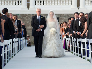 Церемония была необычной, поскольку учитывала религиозную принадлежность и жениха, и невесты