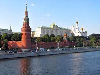В Кремле началась борьба между либерально настроенными политиками и консерваторами, причем результаты этого противостояния будут иметь серьезное значение на президентских выборах 2012 года