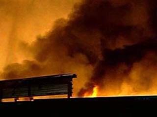 Взрыв и крупный пожар произошли днем в понедельник на фабрике школьной мебели в подмосковном Солнечногорске. В результате инцидента два человека ранено и один пропал без вести