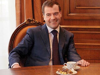 Президент Дмитрий Медведев, который сейчас находится в Сочи, через журналистов попросил россиян не думать, что он там проводит отпуск, а не работает