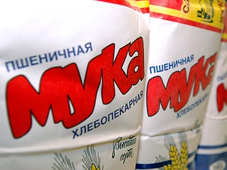 Во многих российских городах граждане мешками скупают муку и гречку, дорожающие примерно на 15% в неделю