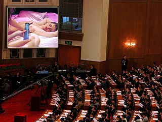 Скандальный инцидент произошел во вторник в парламенте Индонезии: на большом экране, обычно отражающем ход парламентских голосований, неожиданно появились порнографические снимки