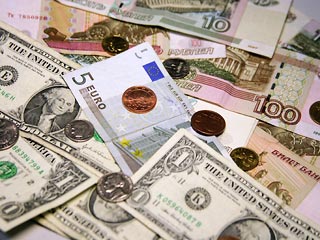 Доллар потерял еще 17 копеек, евро упал на 8