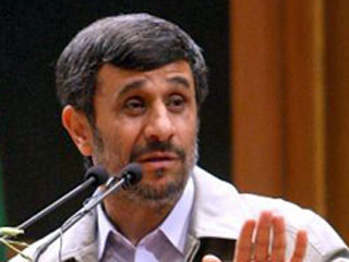 В Иране в среду совершено покушение на президента Исламской республики Махмуда Ахмади Нежада, который совершает рабочую поездку в провинцию Хамадан
