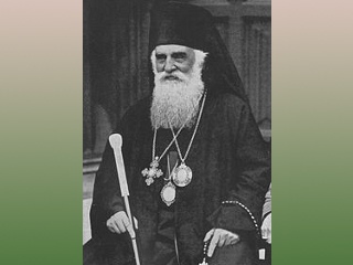 На памятной монете изображен Патриарх Мирон Кристя, возглавлявший Румынскую православную церковь с 1925 по 1939 год и выступавший за изгнание еврейского населения из Румынии.