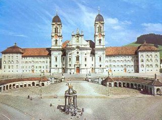 Недавно пронесшийся над Швейцарией ураганный ветер с градом нанес значительный ущерб основанному в середине Х века католическому монастырю Айнзидельн