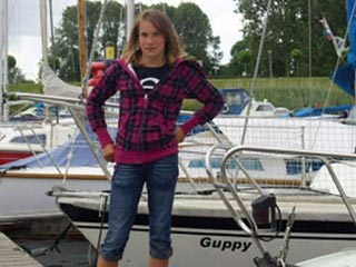 Юная голландка Лора Деккер в среду отплыла из Нидерландов в Португалию, чтобы оттуда начать путешествие, которое позволит ей стать самым молодым моряком в мире, совершившим одиночное кругосветное плавание