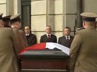 Польская пресса утверждает, что россияне, которые организовывали отправку на родину тела президента Польши Леха Качиньского, погибшего в апреле 2010 года в авиакатастрофе под Смоленском, намеренно подменили часть останков