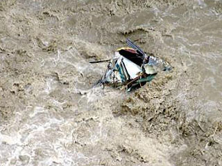 В Пакистане не менее 20 человек погибли, когда пассажирский автобус рухнул с обрыва в бурную реку Джелум
