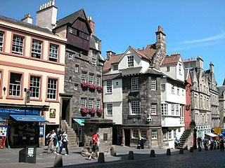 В Эдинбурге в пятницу начинается 64-й "народный" фестиваль искусств "Фриндж". Он традиционно стартует за неделю до главного культурного события года в шотландской столице - Международного фестиваля искусств