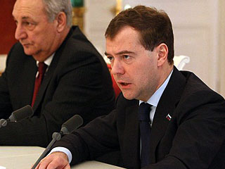 Президент России Дмитрий Медведев считает, что если бы не было решения России о признании независимости Абхазии и Южной Осетии, то в регионе был бы "затяжной кровавый конфликт"