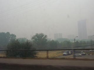 В Москве в понедельник по-прежнему дует юго-восточный ветер, который разносит по городу дым от подмосковных пожаров