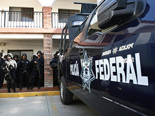 На севере Мексики в крупном подразделении полиции произошел настоящий бунт, когда стражи порядка заподозрили своего босса в коррупции и связях с наркокартелями. Возмущенные предательством сотрудники полиции сами задержали своего начальника