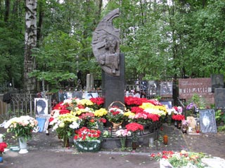 На могиле Виктора Цоя к 20-летию его гибели откроют отреставрированный памятник