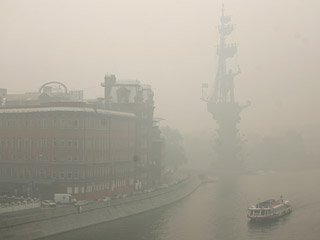 Москва, которая днем в понедельник получила небольшую передышку от дыма и запаха гари, вечером вновь оказалась в их власти
