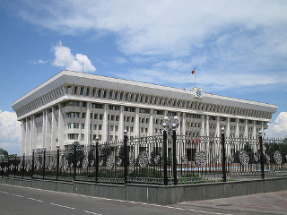 Президент Киргизии Роза Отунбаева назначила парламентские выборы на 10 октября 2010 года