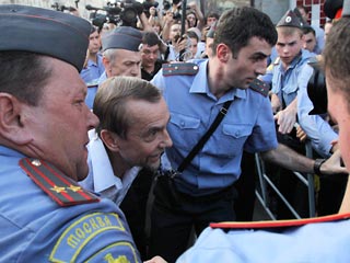 Лидер движения "За права человека" Лев Пономарев, который был доставлен в отделение милиции "Таганское" после задержания на митинге в Москве, госпитализирован с подозрением на гипертонический криз