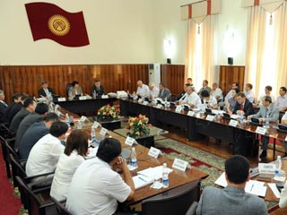 Временное правительство Киргизии приняло декрет о снятии неприкосновенности с первого президента республики Аскара Акаева