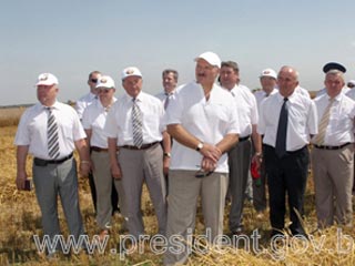 Лукашенко готов извлечь максимальную выгоду из неурожая в России