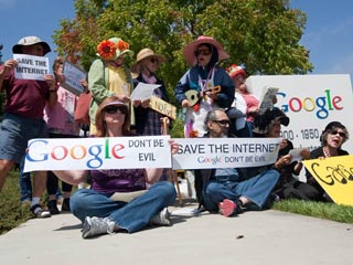 Демонстранты пришли к штаб-квартире Google с протестом против двухъярусного интернета