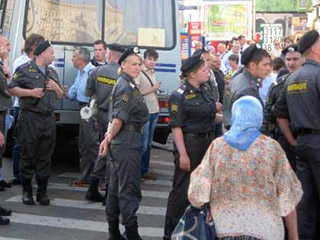 Правоохранительные органы днем в воскресенье усиливают меры безопасности на Триумфальной площади в Москве