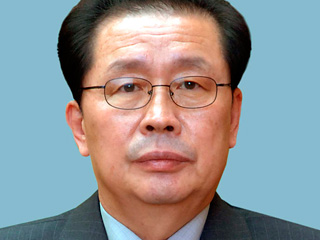 Чжан Сон Тхэк - авторитетный партийный руководитель. Он женат на сестре Ким Чен Ира