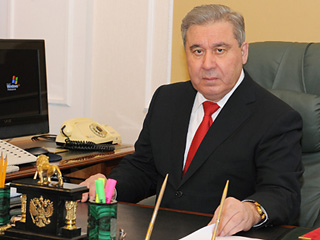 В Омской области распространились слухи о смерти губернатора Леонида Полежаева - якобы он скончался во время отпуска