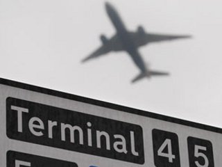 Угроза забастовки работников шести важнейших аэропортов Великобритании преодолена