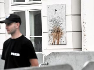 В Варшаве мужчина бросил фекалии в мемориальную доску в память о погибших под Смоленском  