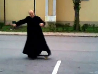 Католический священник из Венгрии стал интернет-сенсацией после того, как в Сети появился видеоролик, где он показывает несколько трюков на скейтборде
