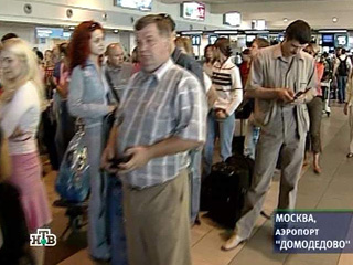 В аэропорту Домодедово скопилось несколько тысяч человек, которые не могут пройти пограничный контроль