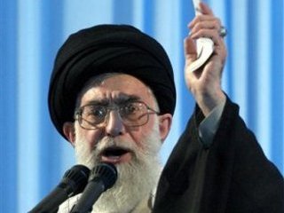 Иран не будет вести с США каких-либо дискуссий по ядерной проблеме, пока Вашингтон не отменит введенные в отношении Исламской Республики санкции. Об этом заявил руководитель и духовный лидер ИРИ аятолла Али Хаменеи