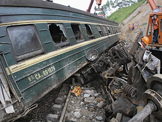 Два вагона пассажирского поезда К165, следовавшего из города Сиань (провинция Шэньси) в Куньмин (провинция Юньнань), упали в реку с поврежденного паводками моста в районе города Гуанхань