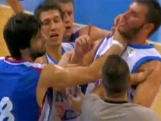 Баскетболисты сборных Греции и Сербии устроили кулачное побоище в ходе проходившего в четверг в Афинах отборочного матча к чемпионату мира, который открывается 28 августа в Турции