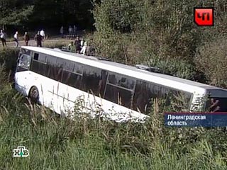 Междугородний автобус опрокинулся под Петербургом: погибла женщина, 10 раненых