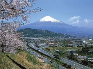 Автоавария произошла сегодня в районе живописной горы Фудзи на самой оживленной в стране автомагистрали "Томэй"
