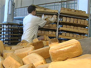 По данным Федеральной антимонопольной службы России, рост розничных цен на хлеб в конце августа может составить 10-15%