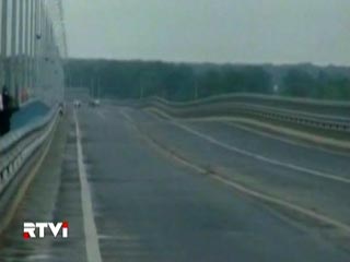 Волгоградские власти вновь разрешили грузовому транспорту пересекать "танцующий мост" через Волгу, закрытый в мае из-за резких амплитудных колебаний и с тех пор не принимавший грузовики