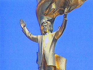 Позолоченная статуя первого президента Туркмении Сапармурата Ниязова, больше известного как Турменбаши (глава туркмен), перестала быть самой яркой визитной карточкой Ашхабада
