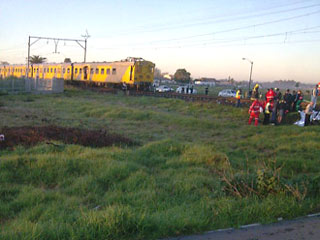 По предварительным данным, катастрофа, которая произошла сегодня утром близ Кейптауна на железнодорожном переезде, была вызвана преступной беспечностью водителя такси